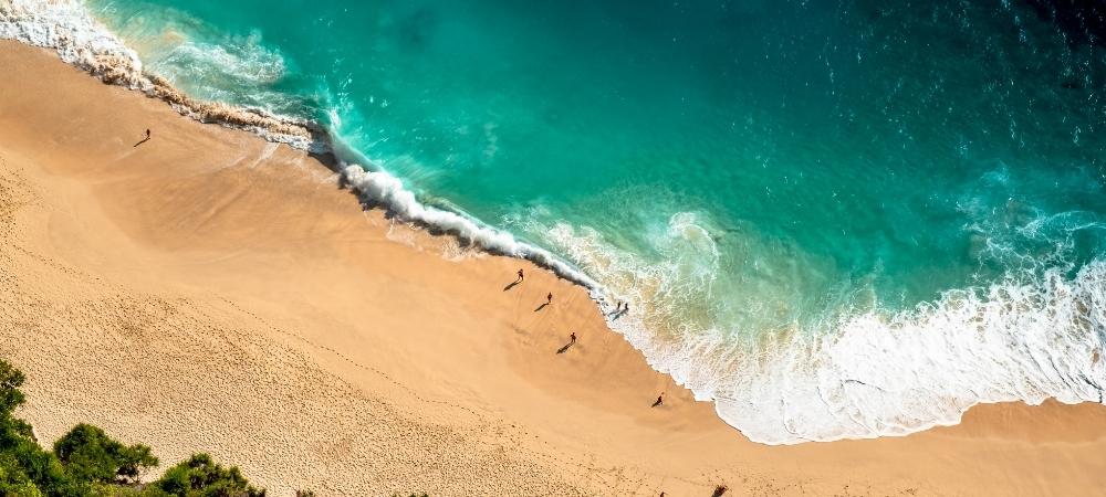 Drone foto fra en strand