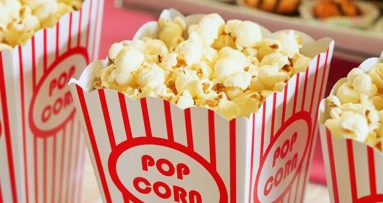 Popcorn fremstillet med en popcornmaskine