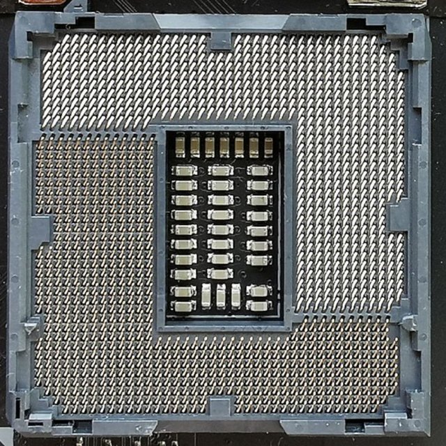 CPU med LGA 1200 socket - via Wikimedia commons