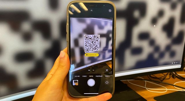 Billede af mobil der scanner QR-kode