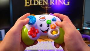 Gamer spiller Elden Ring med ombygget Fisher-Price controller!
